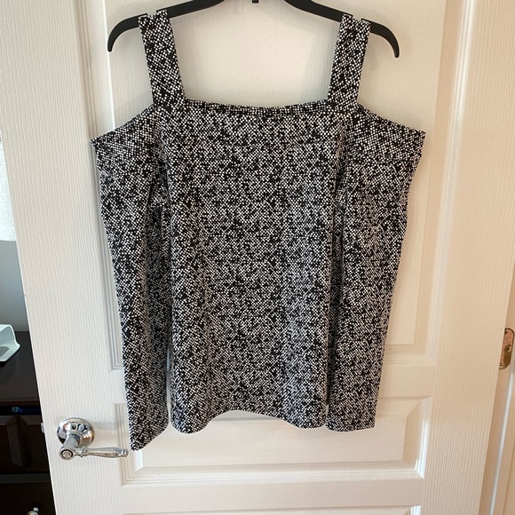 Michael Kors Black/White Off Shoulder w/Straps Woman’s Top - Picture 2 of 9